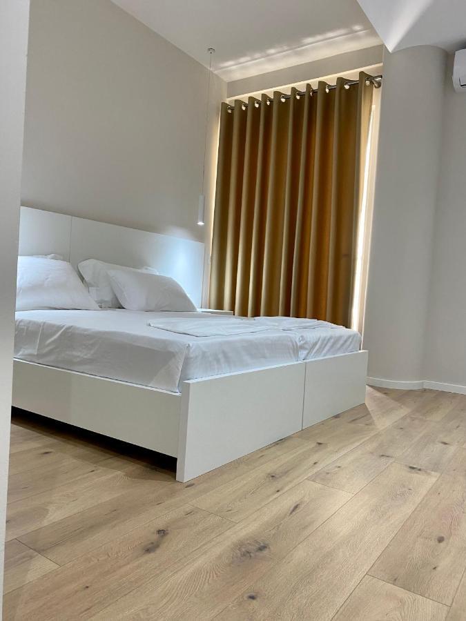 Violet'S Boutique Apartments ساراندا المظهر الخارجي الصورة