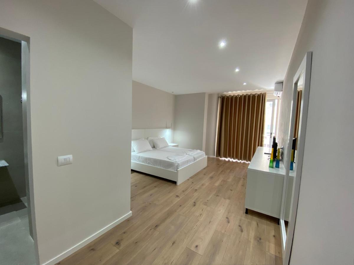 Violet'S Boutique Apartments ساراندا المظهر الخارجي الصورة