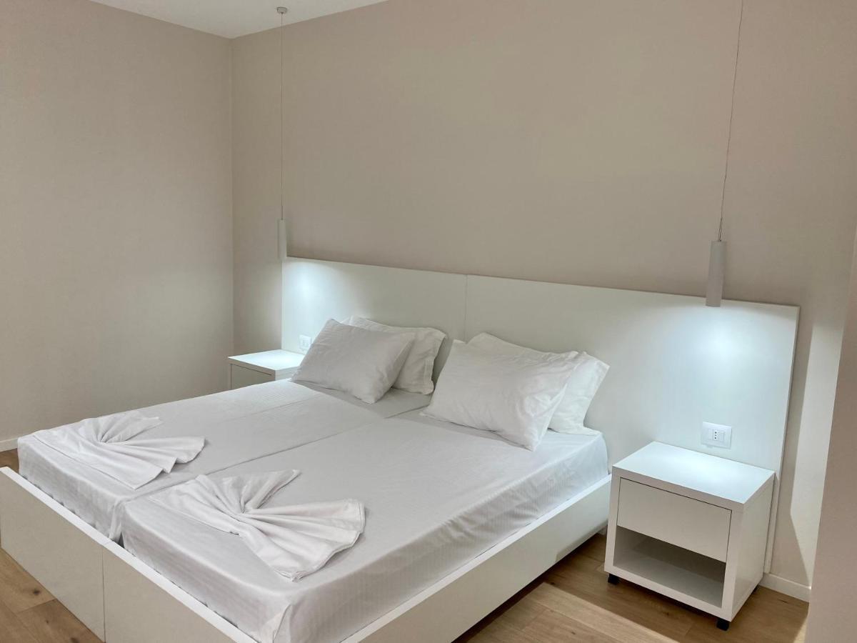 Violet'S Boutique Apartments ساراندا المظهر الخارجي الصورة