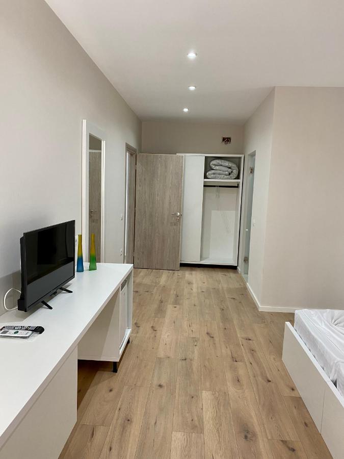 Violet'S Boutique Apartments ساراندا المظهر الخارجي الصورة