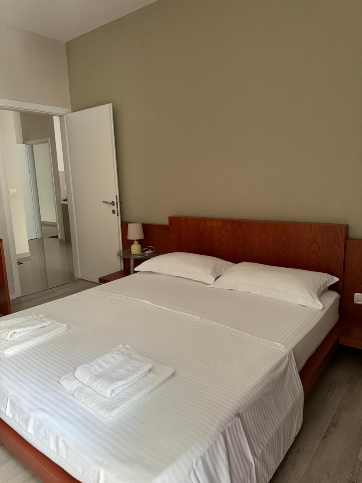 Violet'S Boutique Apartments ساراندا المظهر الخارجي الصورة