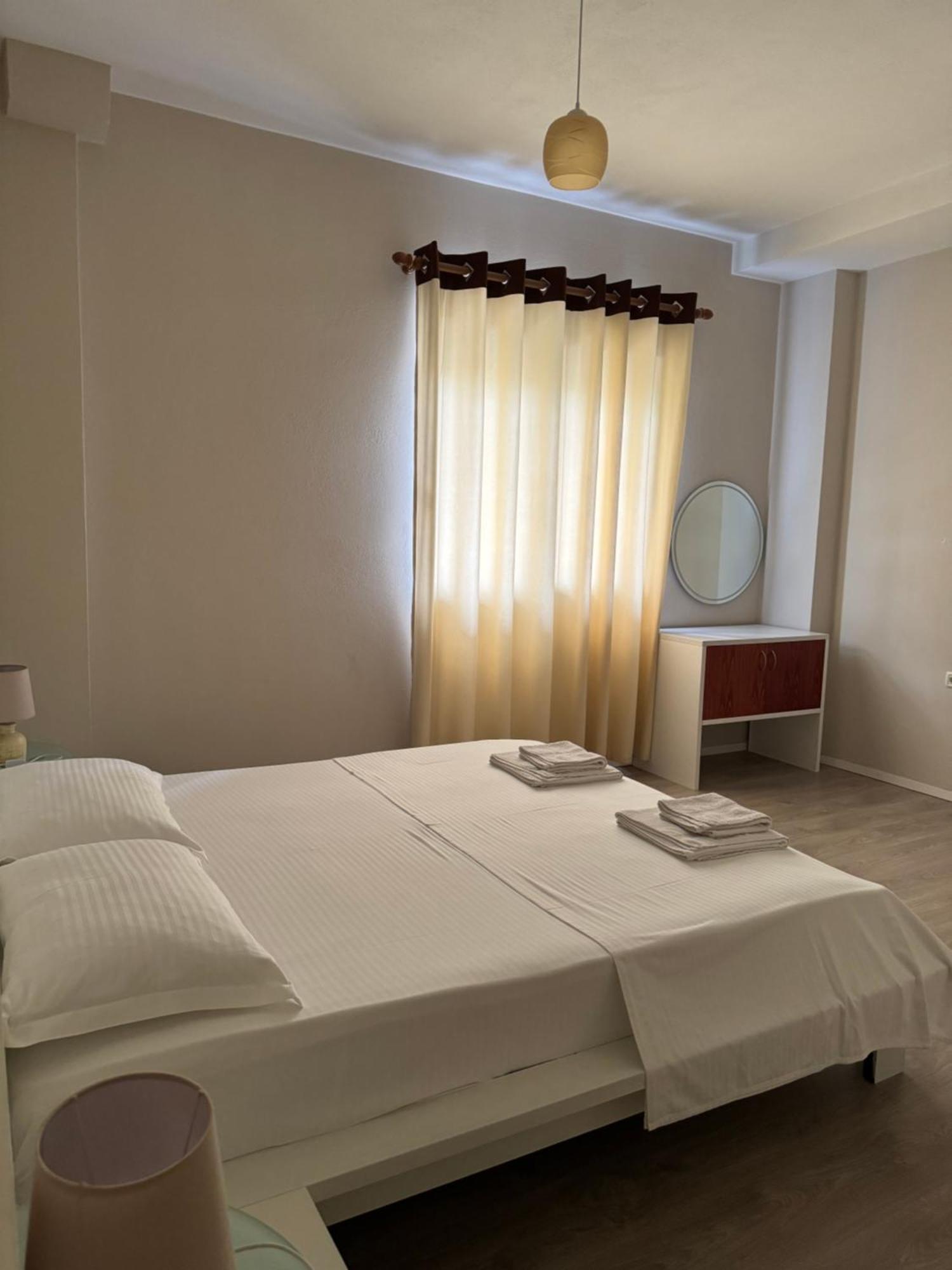 Violet'S Boutique Apartments ساراندا المظهر الخارجي الصورة