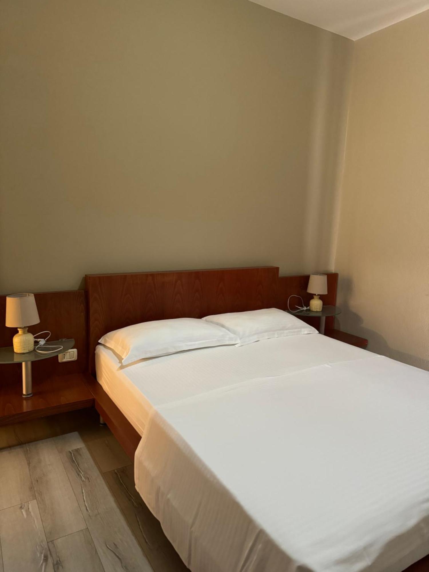 Violet'S Boutique Apartments ساراندا المظهر الخارجي الصورة