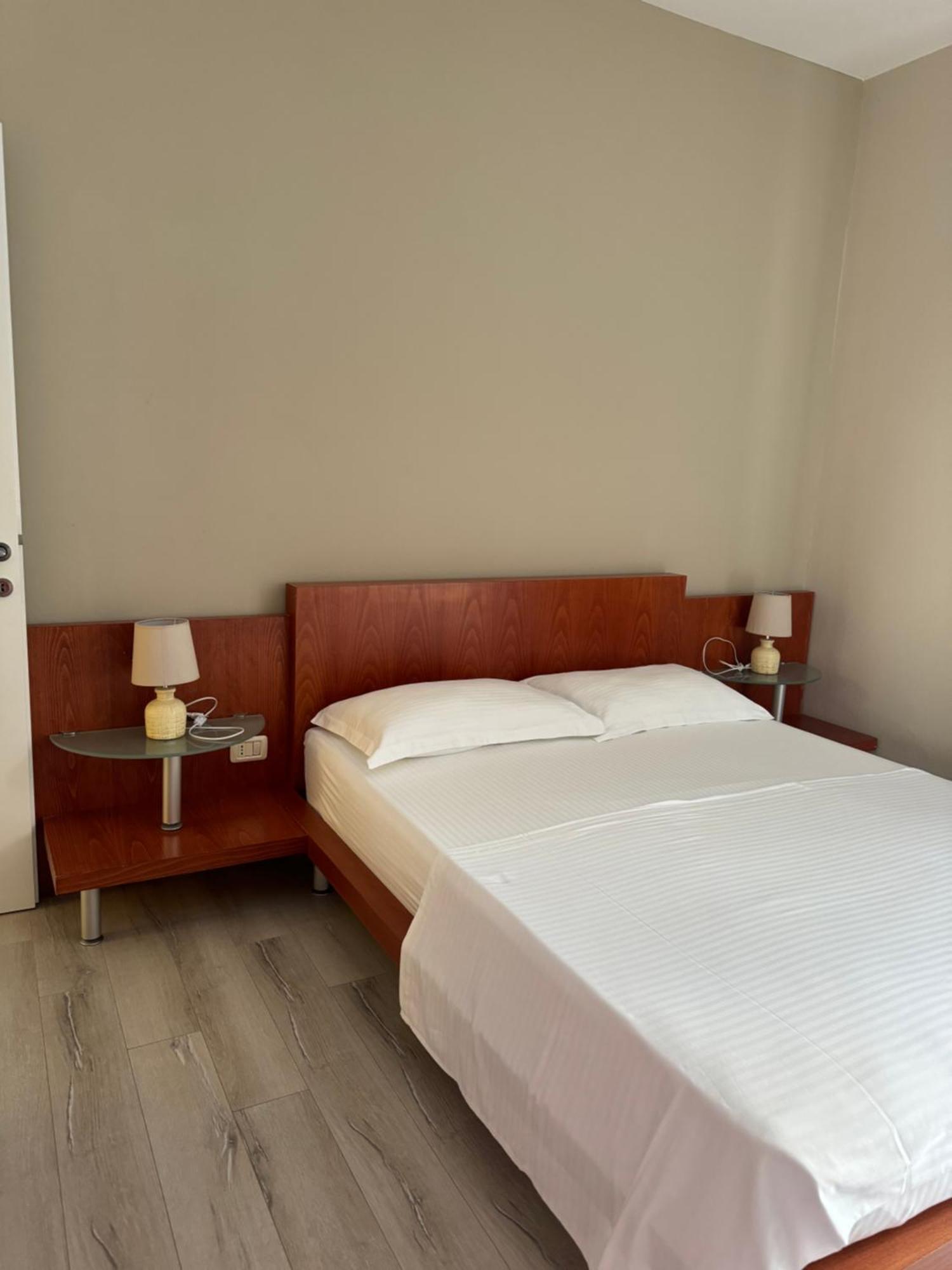 Violet'S Boutique Apartments ساراندا المظهر الخارجي الصورة