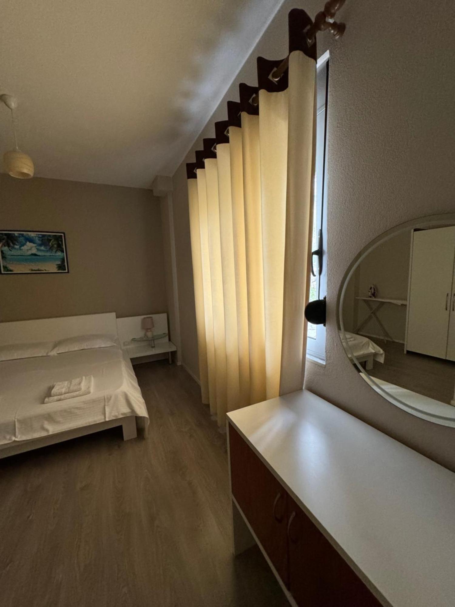 Violet'S Boutique Apartments ساراندا المظهر الخارجي الصورة