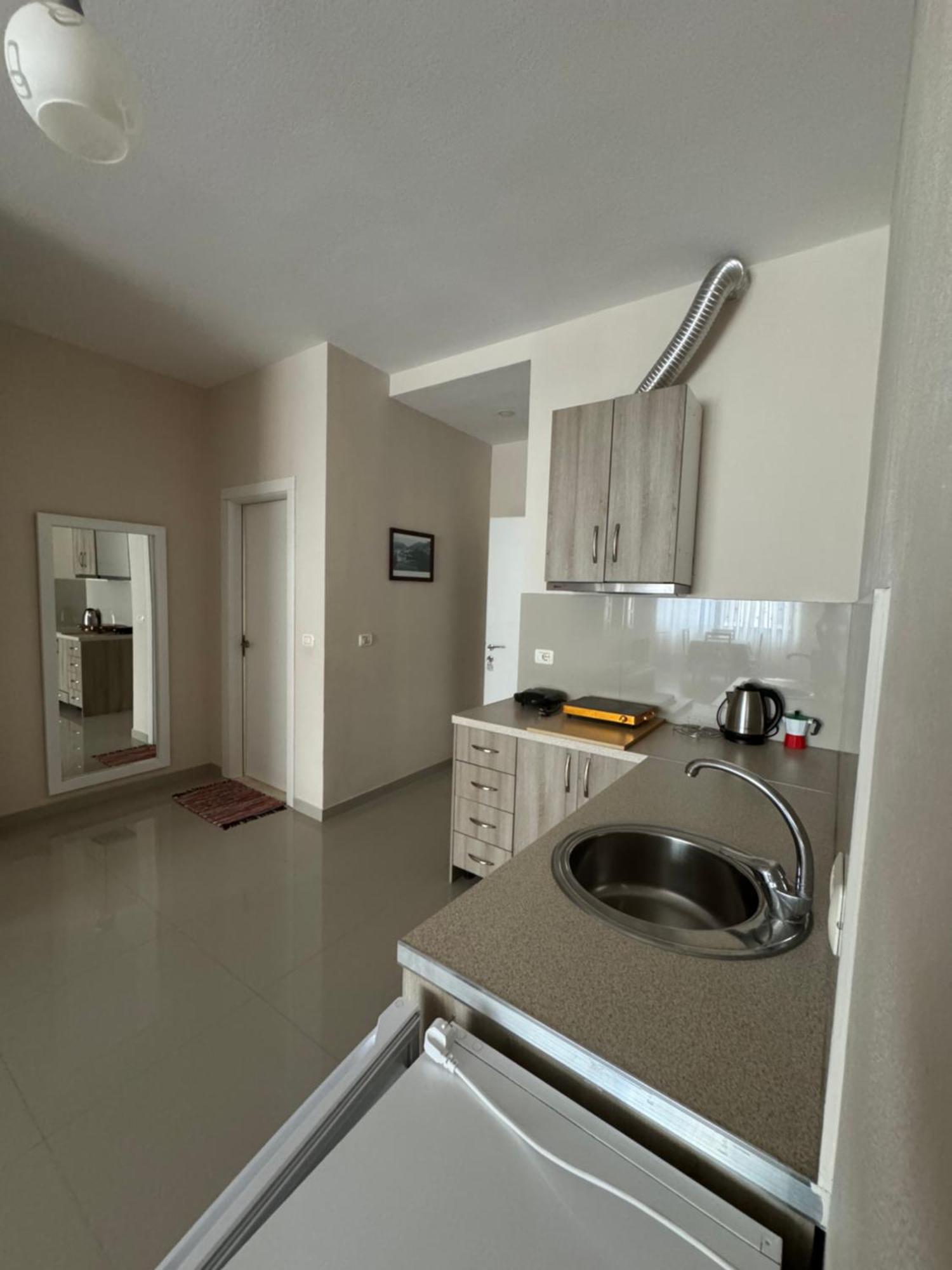 Violet'S Boutique Apartments ساراندا المظهر الخارجي الصورة