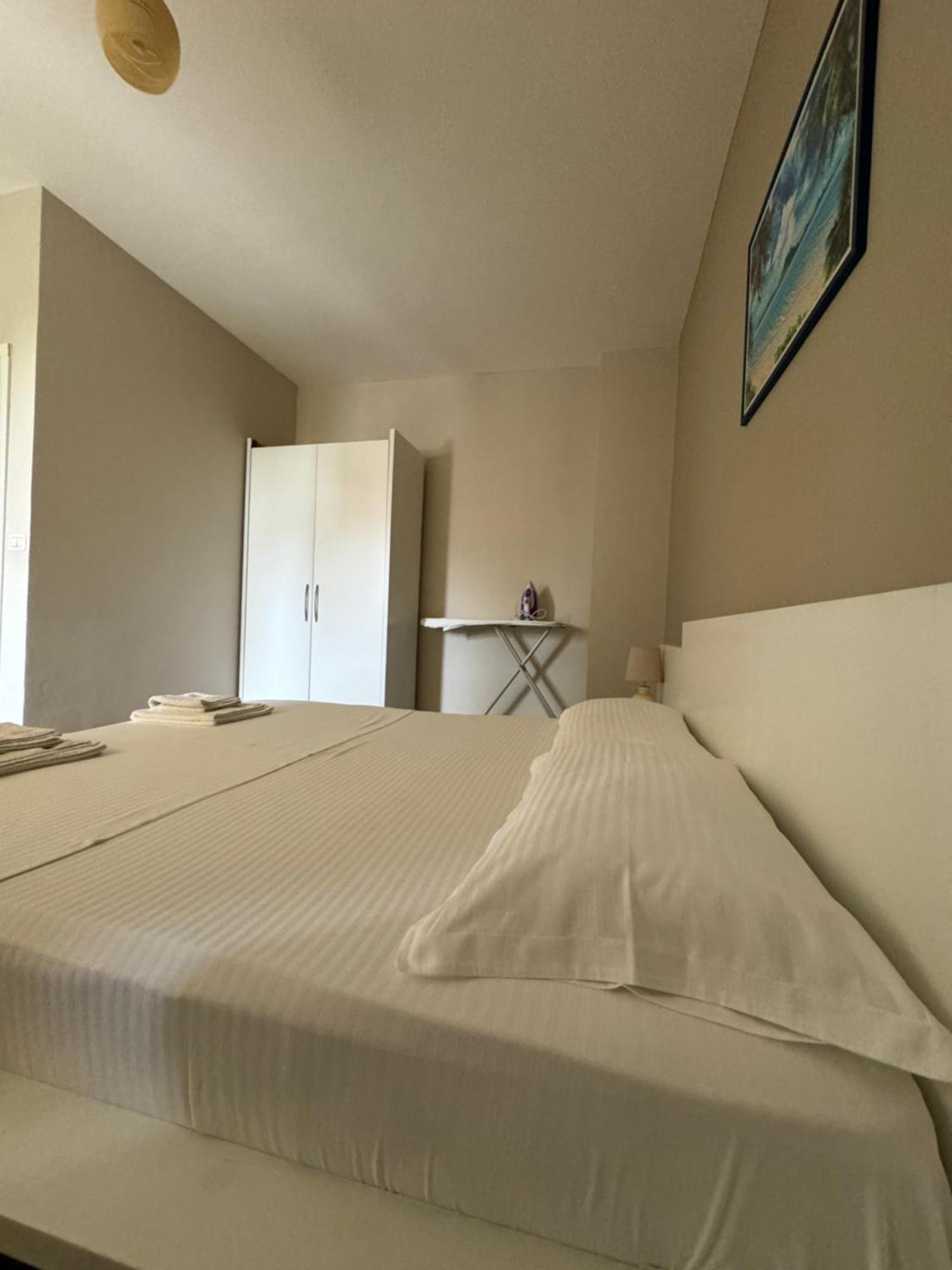 Violet'S Boutique Apartments ساراندا المظهر الخارجي الصورة
