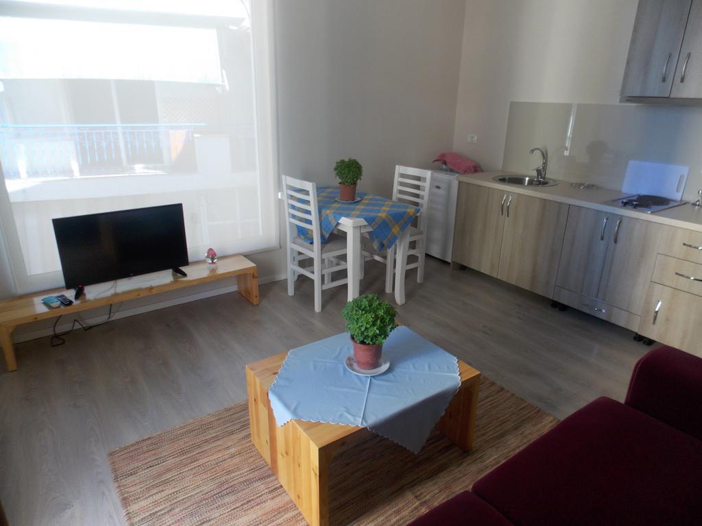 Violet'S Boutique Apartments ساراندا المظهر الخارجي الصورة